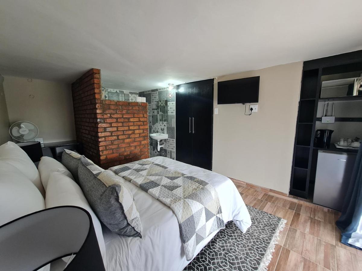 The Thatch Hide East London Extérieur photo