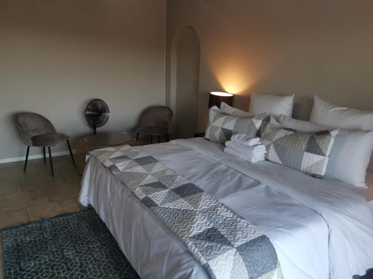 The Thatch Hide East London Extérieur photo